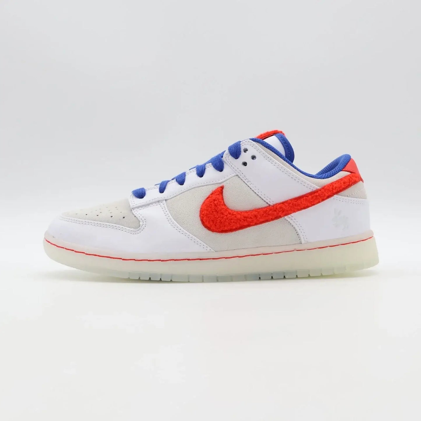 Tênis Branco Nike Dunk Low Year Of The Rabbit Visto Pelo Lado Esquerdo