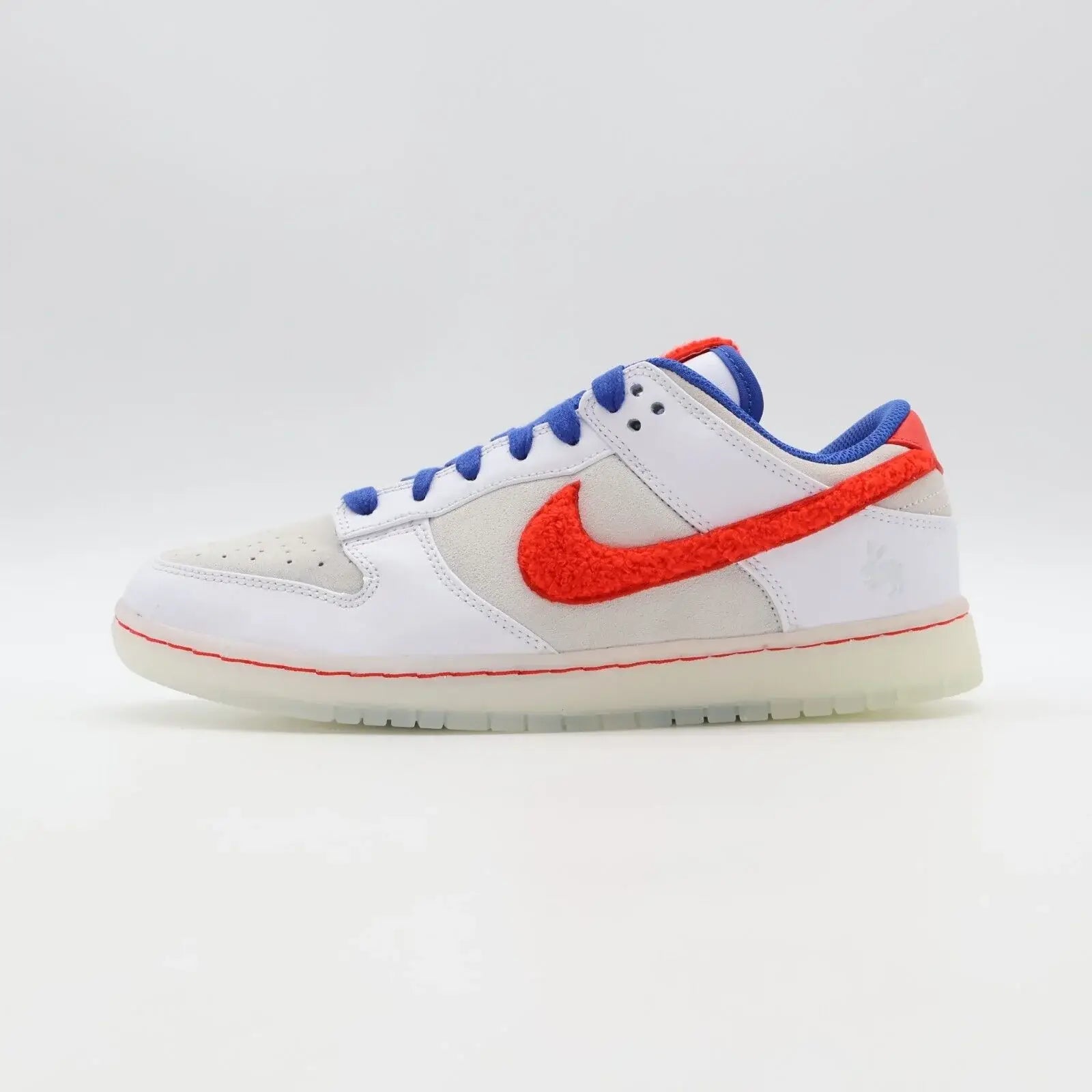 Tênis Branco Nike Dunk Low Year Of The Rabbit Visto Pelo Lado Esquerdo