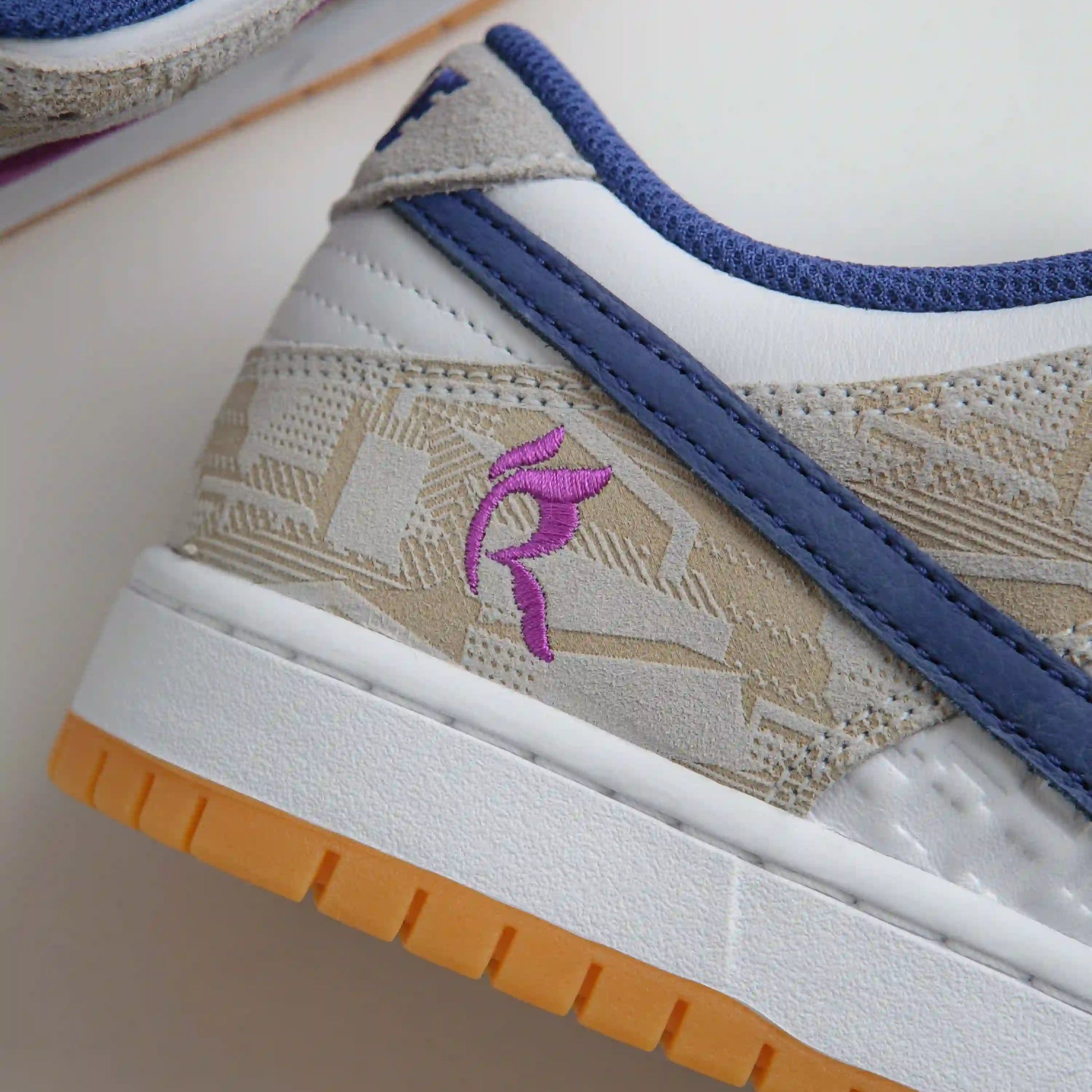 Tênis Branco Nike Sb Dunk Low Rayssa Leal Detalhes Proximos da Logo Rayssa Leal