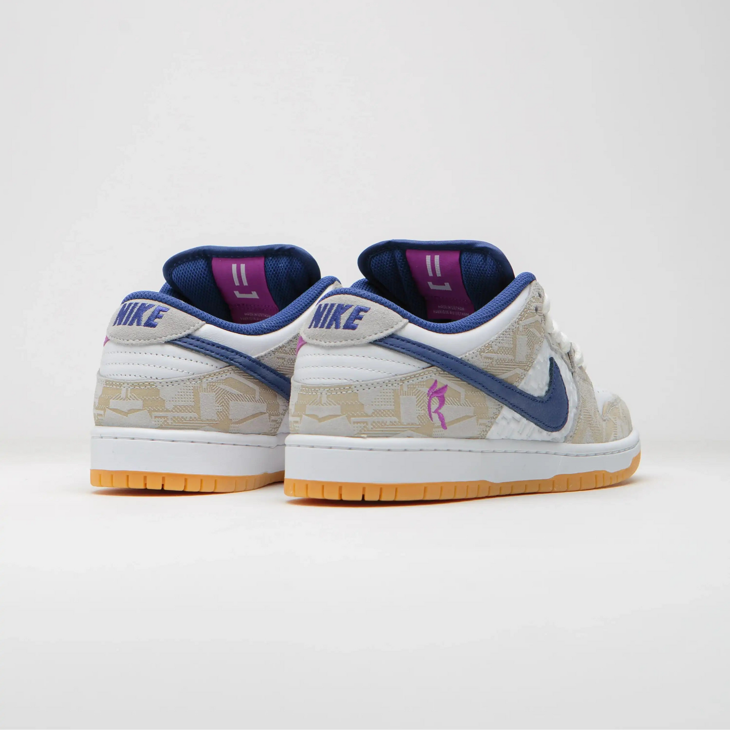 Tênis Branco Nike Sb Dunk Low Rayssa Leal Vista da Parte Traseira