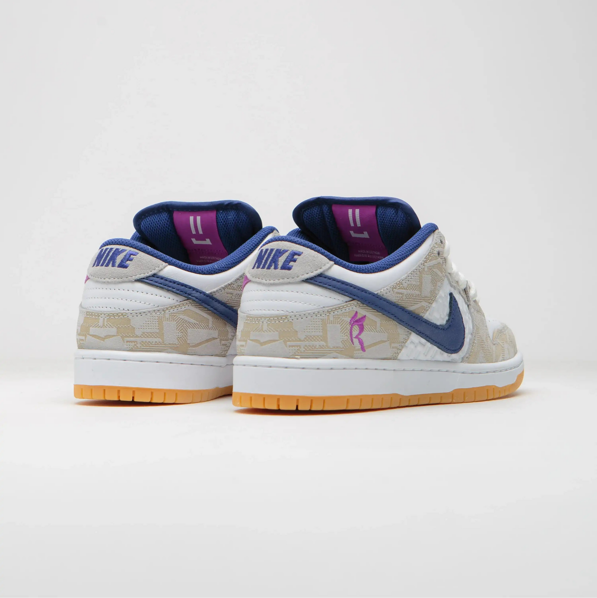 Tênis Branco Nike Sb Dunk Low Rayssa Leal Vista da Parte Traseira