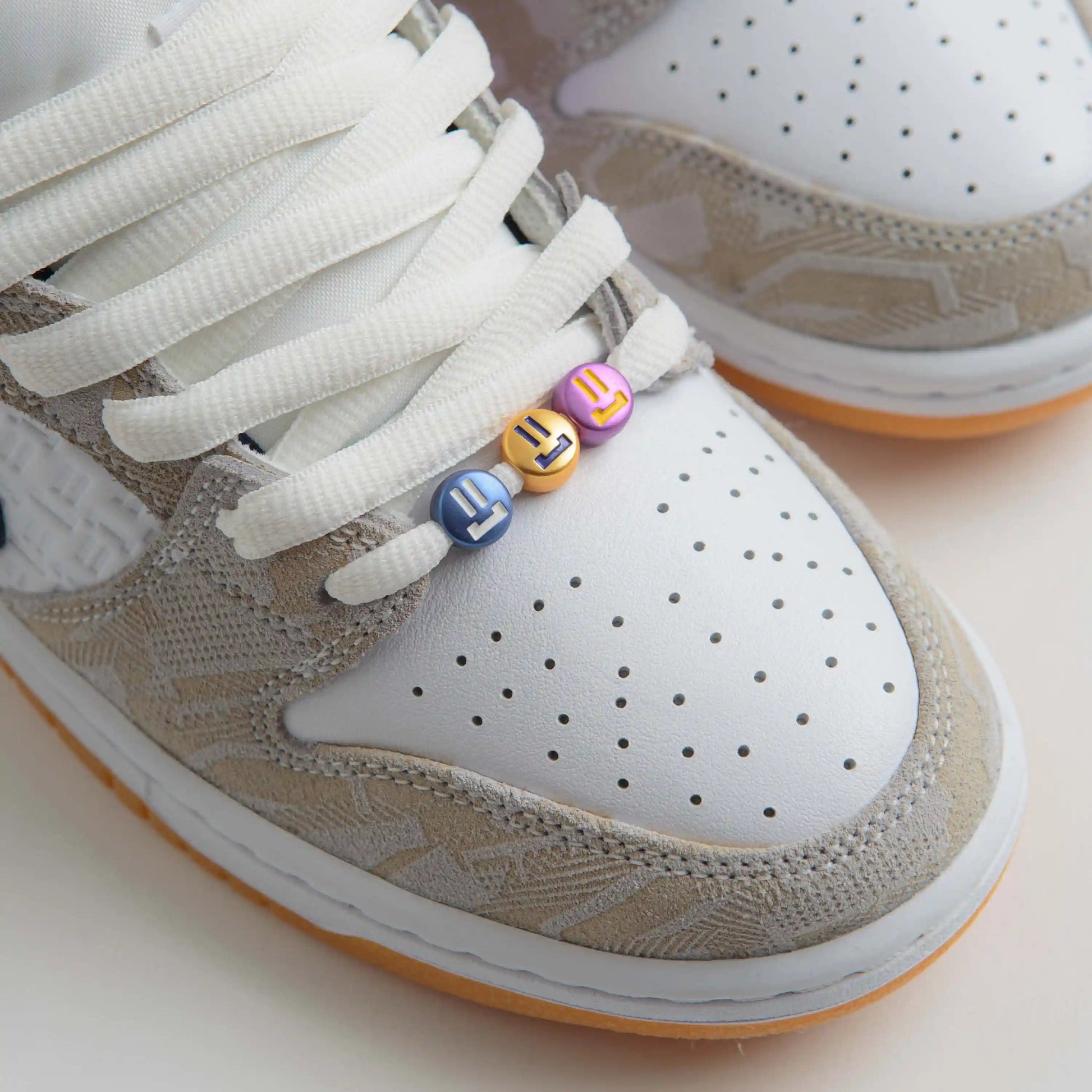 Tênis Branco Nike Sb Dunk Low Rayssa Leal em Detalhes dos Rostinhos Iconicos