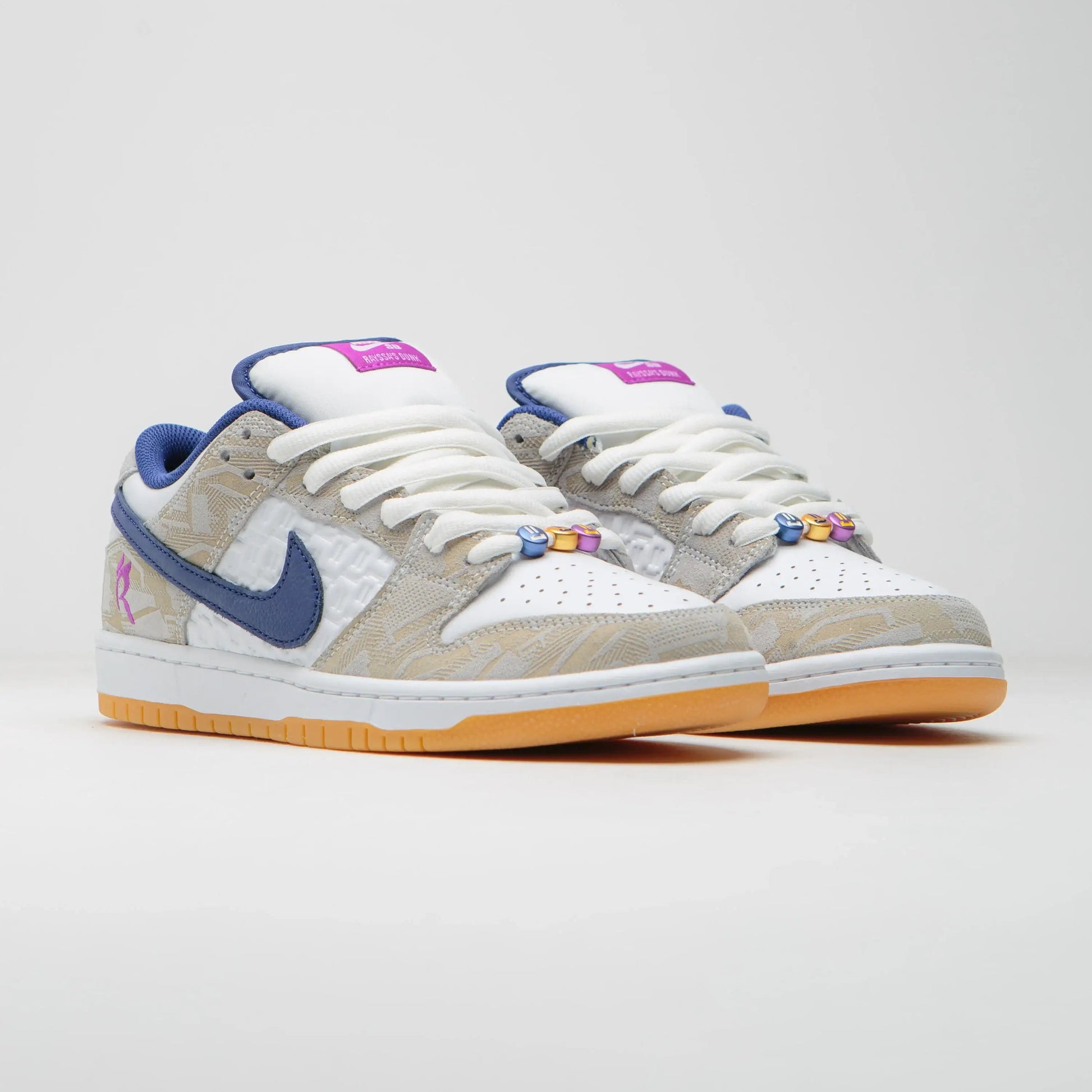 Tênis Branco Nike Sb Dunk Low Rayssa Leal Par Visto de Frente