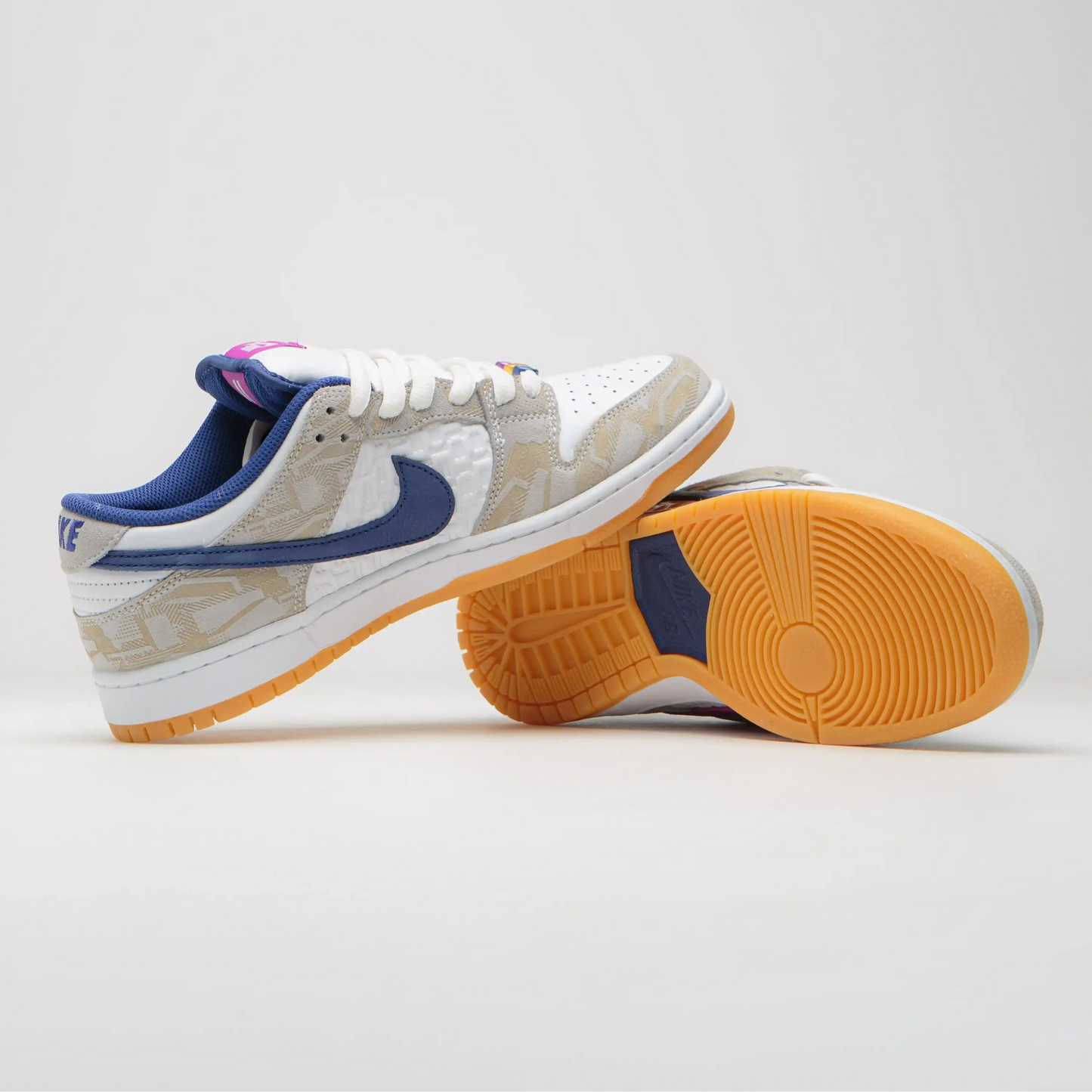 Tênis Branco Nike Sb Dunk Low Rayssa Leal Um em Cima do Outro