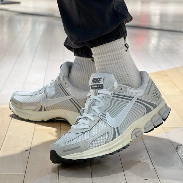 Tênis Branco Nike Vomero 5 Platinum Tint com Calca Preta
