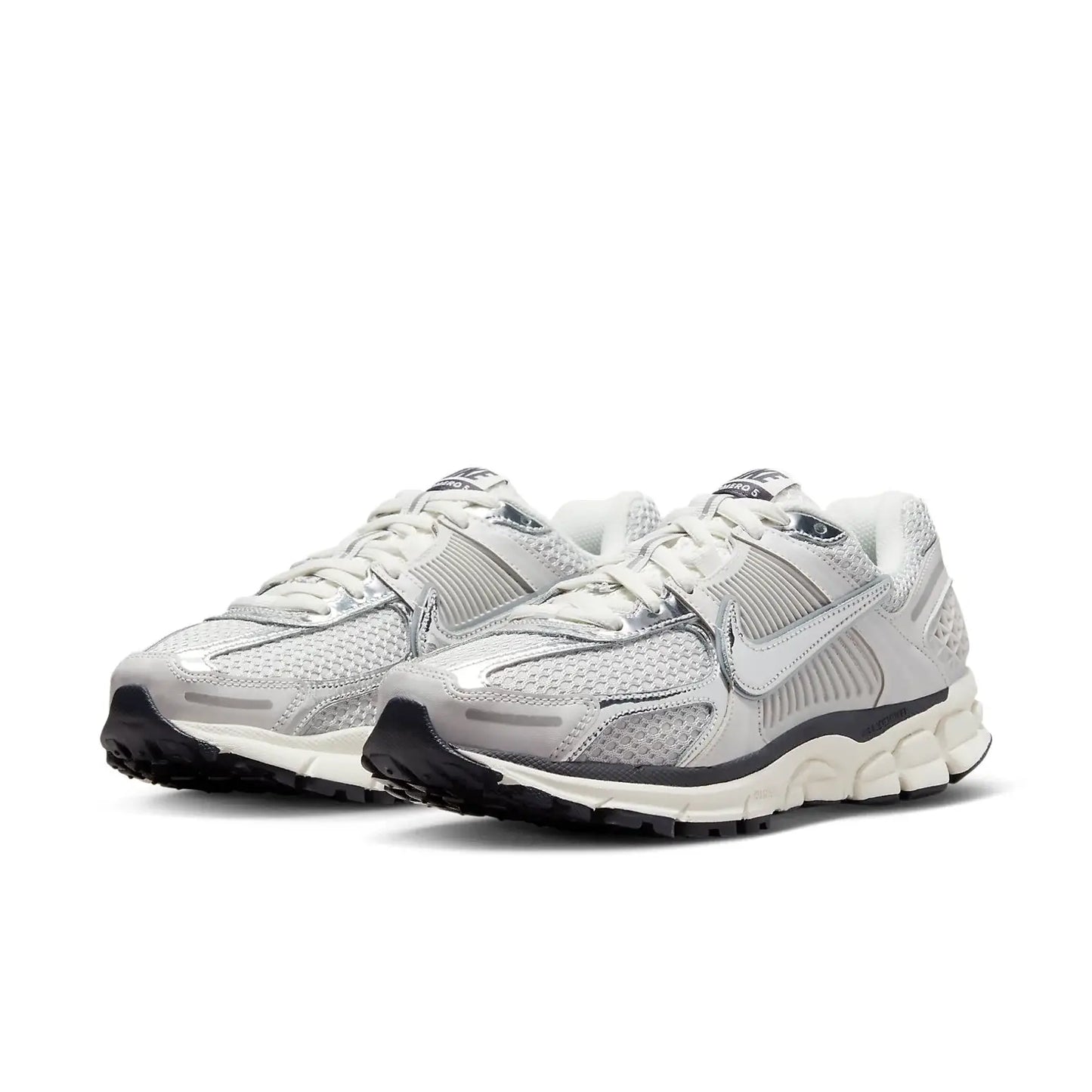 Tênis Branco com Metalico Nike Zoom Vomero 5 Photon Dust Metallic Silver Par Visto de Frente