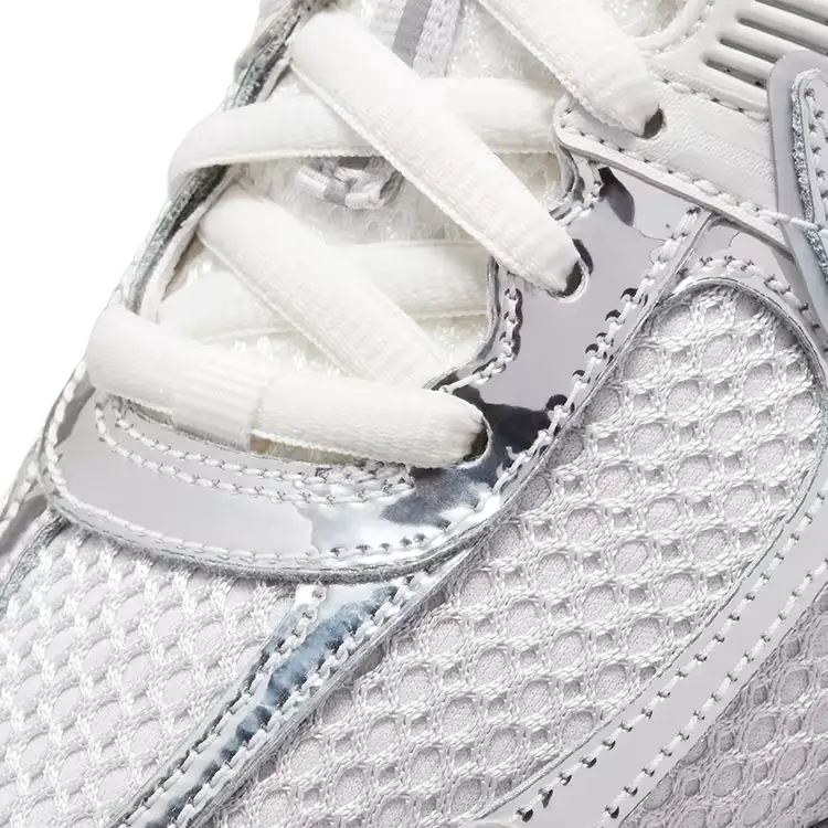 Tênis Branco com Metalico Nike Zoom Vomero 5 Photon Dust Metallic Silver Par Frontal em Detalhes