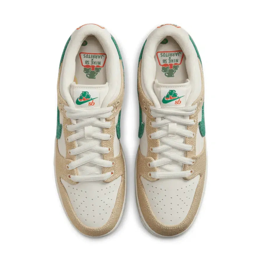 Tênis Verde Com Laranja Nike Dunk Low Jarritos por cima Mostrando Detalhes da Logo Jarritos e a palmilha personalizada