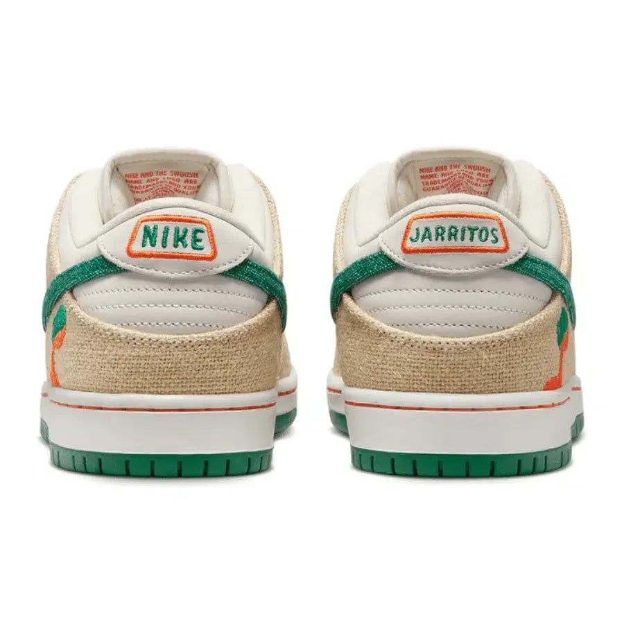 Tênis Verde Com Laranja Nike Dunk Low Jarritos Detalhes da Parte Traseira Mostrando o Nome Nike e Jarritos
