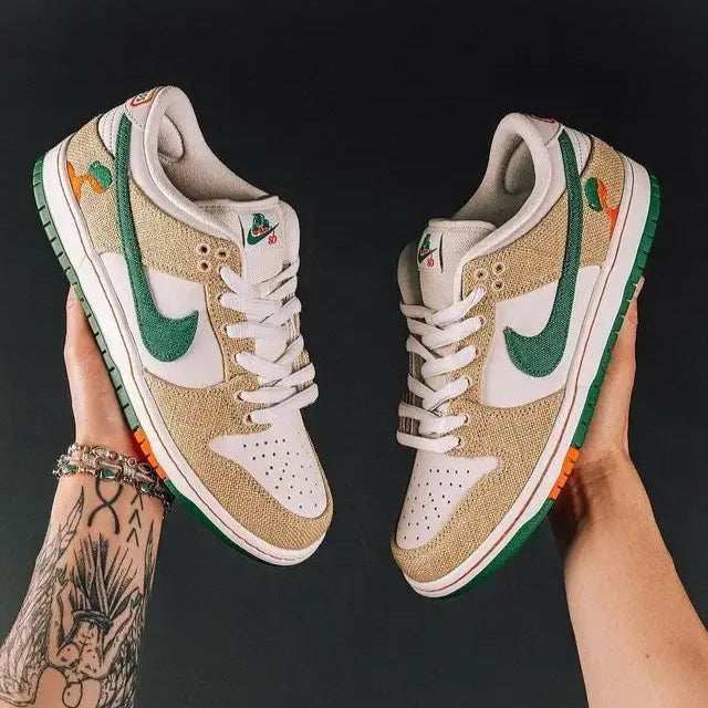 Tênis Verde Com Laranja Nike Dunk Low Jarritos Visto na Mao em Detalhes das Laterais