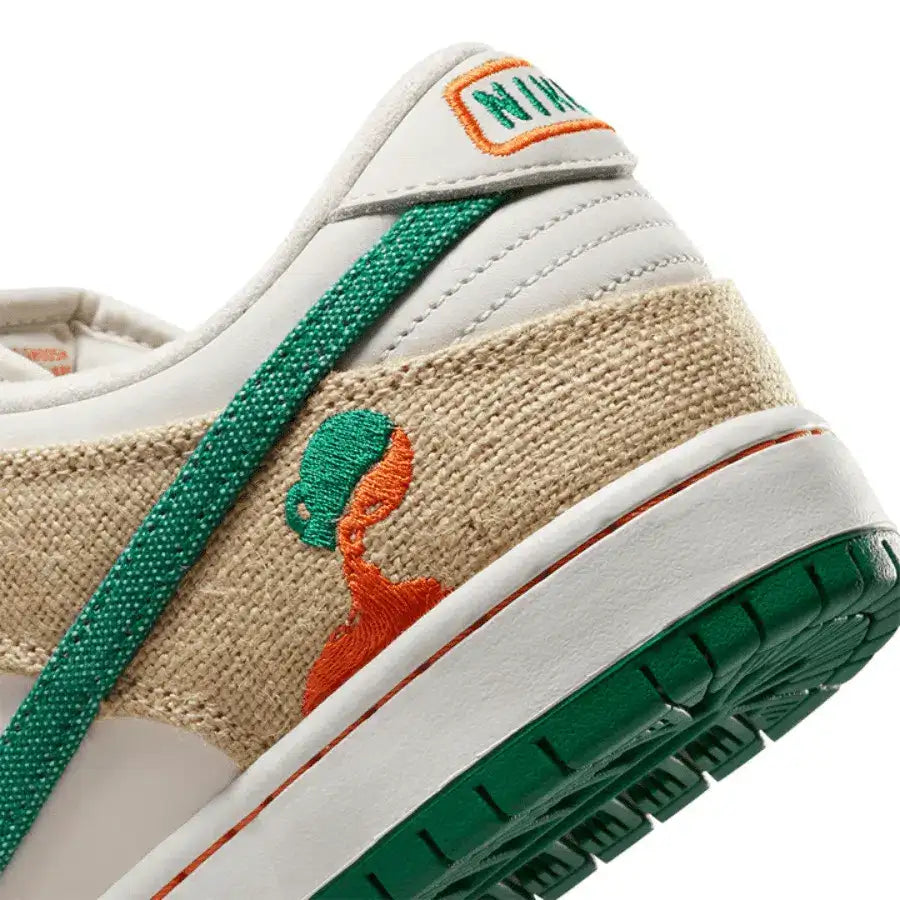 Tênis Verde Com Laranja Nike Dunk Low Jarritos Detalhes do Tecido Bege e a Logo Jarritos na Cor Verde e Laranja