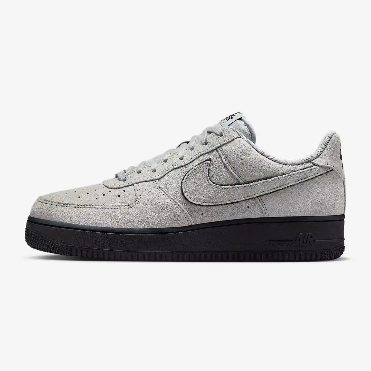 Tênis Cinza Chumbo Nike Air Force 1  LV8 Smoke Grey Suede Parte Lateral Esquerda