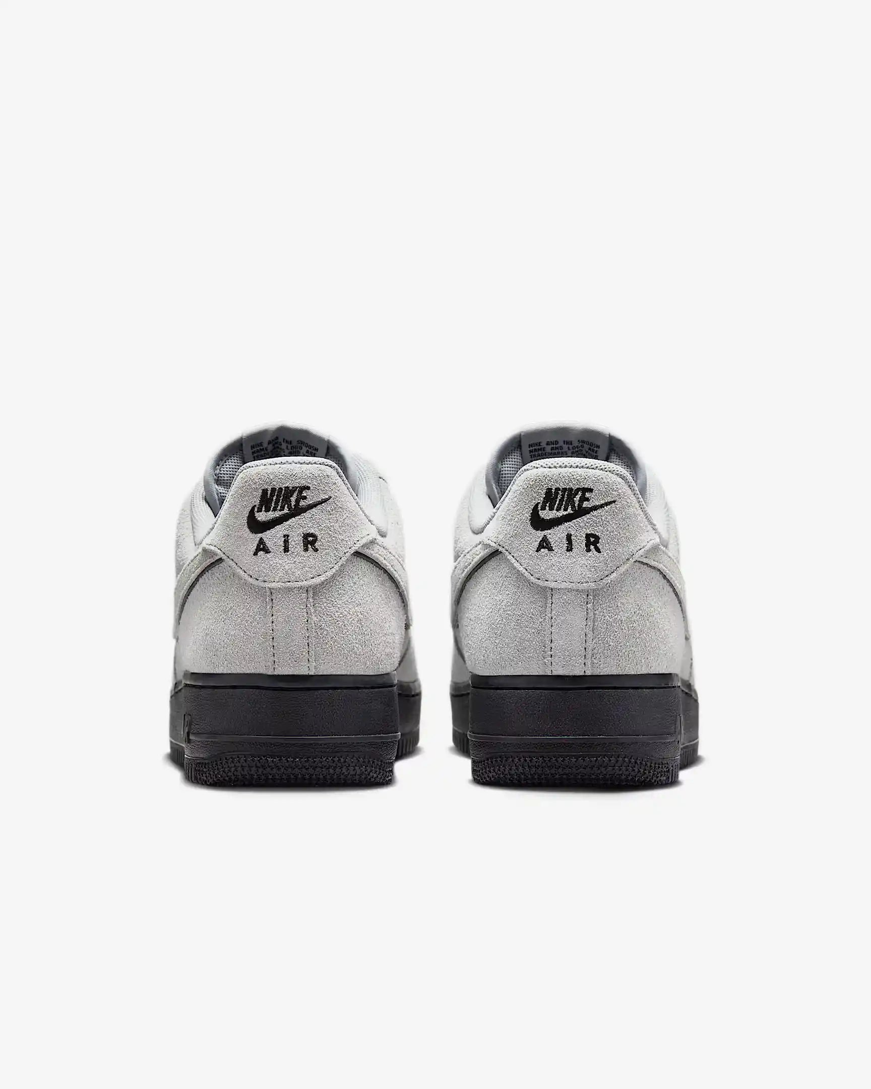 Tênis Cinza Chumbo Nike Air Force 1  LV8 Smoke Grey Suede Parte Traseira