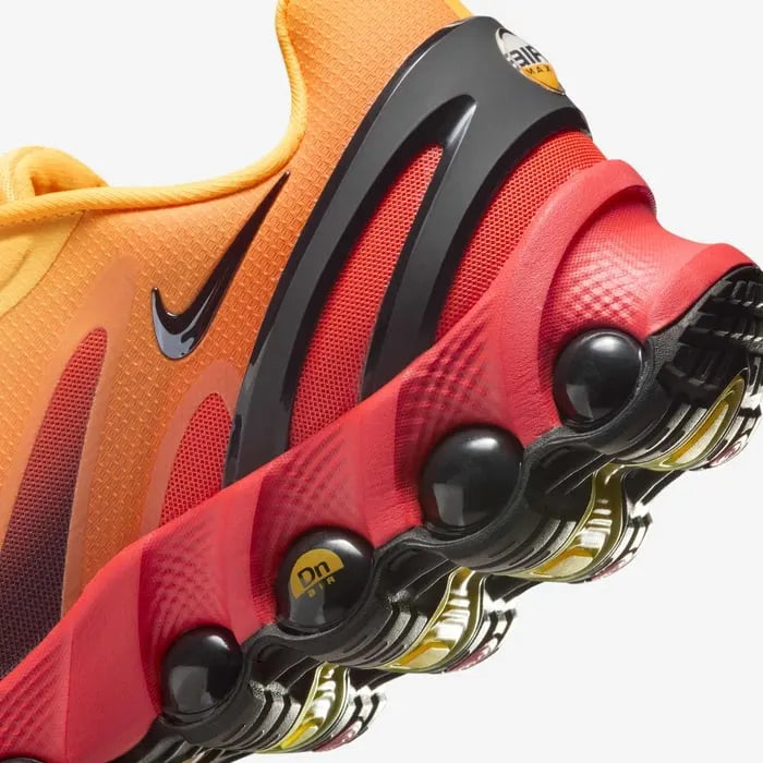 Tênis Laranja com Preto Nike Air Max Dn8 Laser Orange Black Parte Traseira em Detalhes