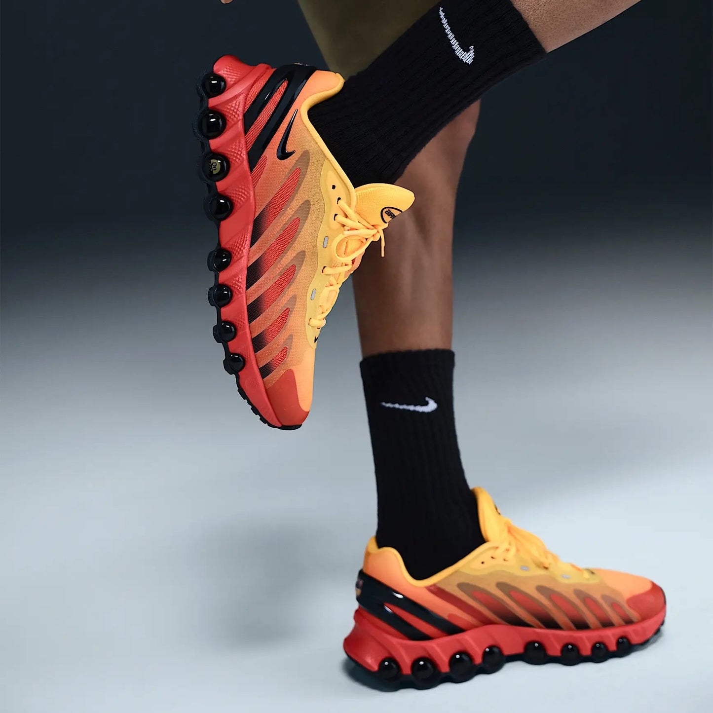 Tênis Laranja com Preto Nike Air Max Dn8 Laser Orange Black Visto no Pe
