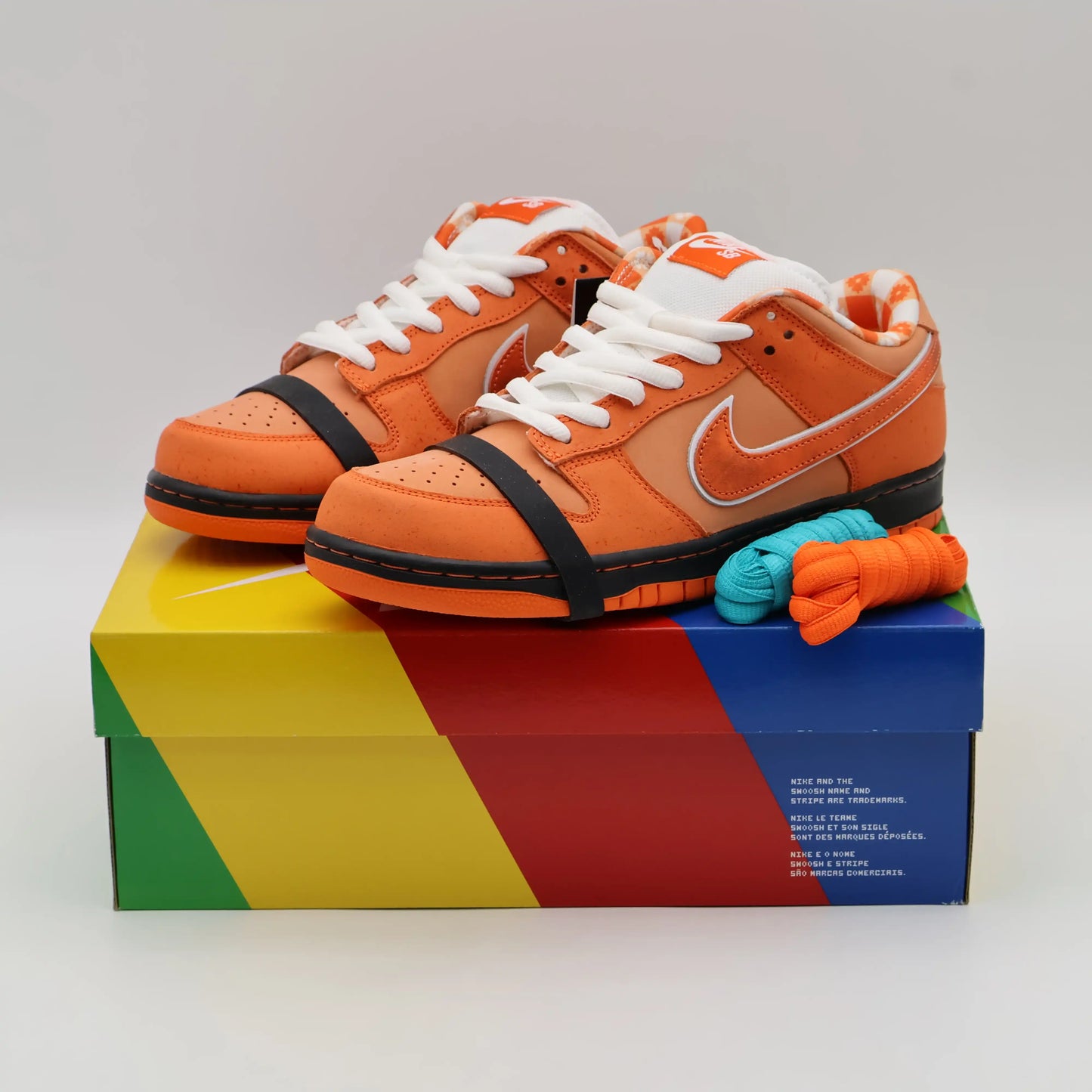 Tênis Laranja Nike Dunk Low Concepts Orange Lobster Par em Cima da Caixa