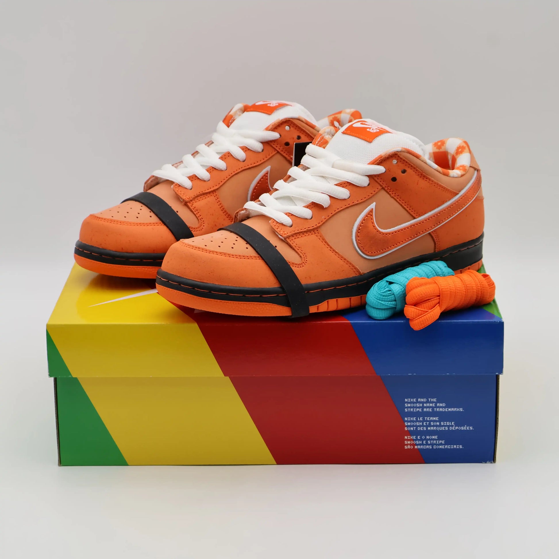 Tênis Laranja Nike Dunk Low Concepts Orange Lobster Par em Cima da Caixa