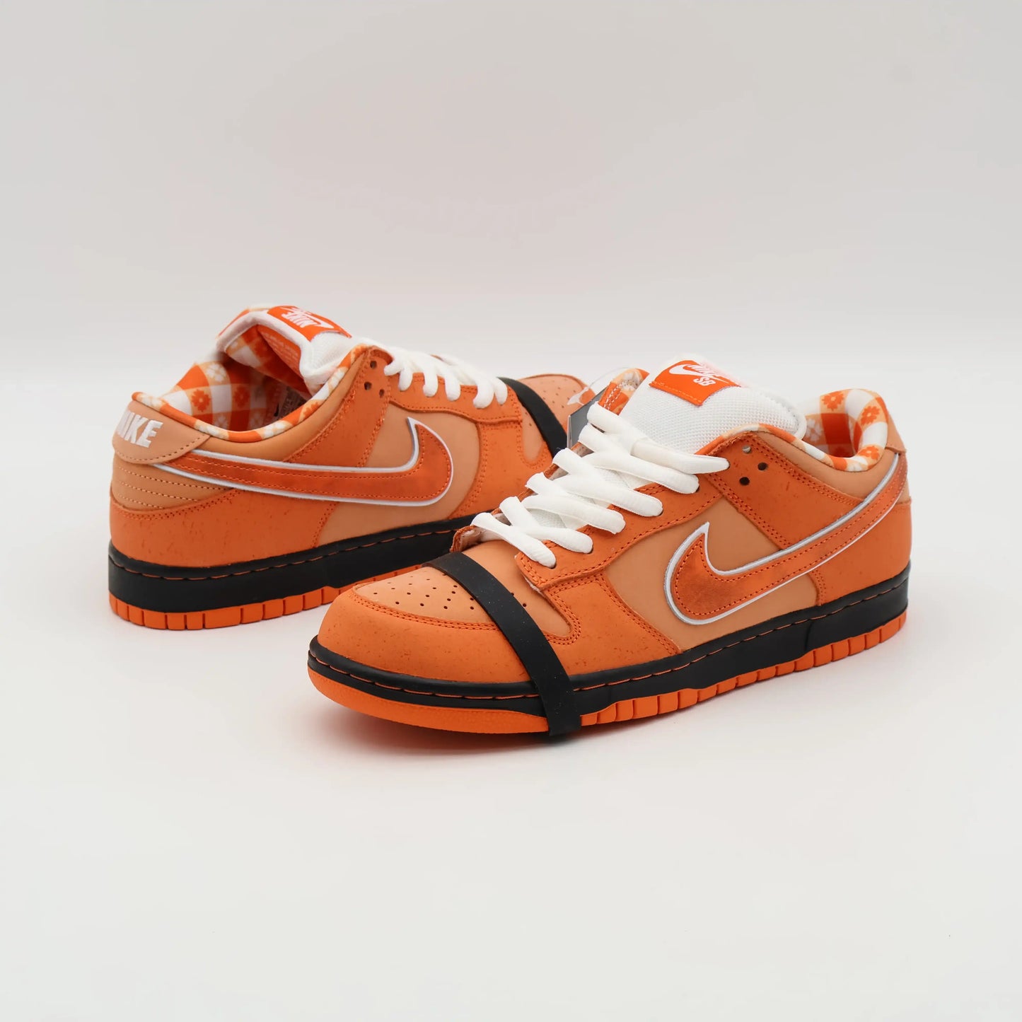 Tênis Laranja Nike Dunk Low Concepts Orange Lobster Par Visto de Lado