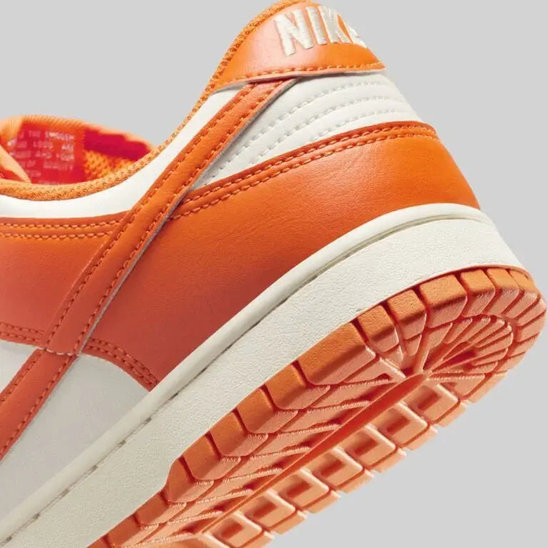 Tenis Laranja Nike Dunk Low Syracuse Visto de Lado Detalhes do Couro Traseiro