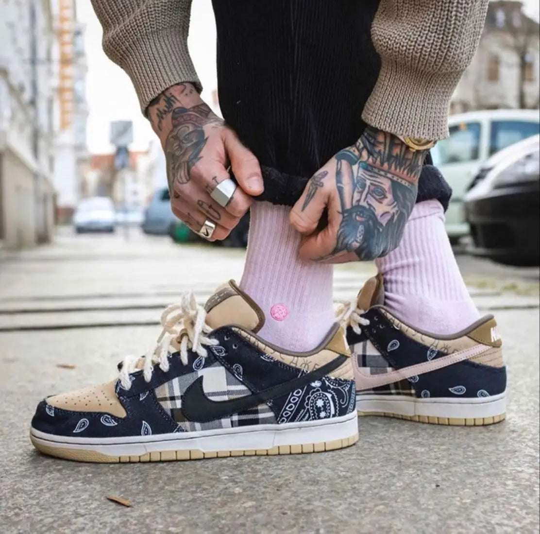 tênis Nike Dunk Travis Scott Visto no Pe sendo utilizado com Calca Preta