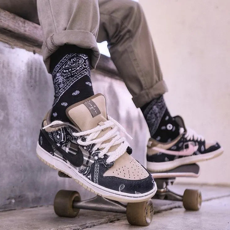 Tênis Nike Dunk Travis Scott Em Detalhes Em cima Do Skate