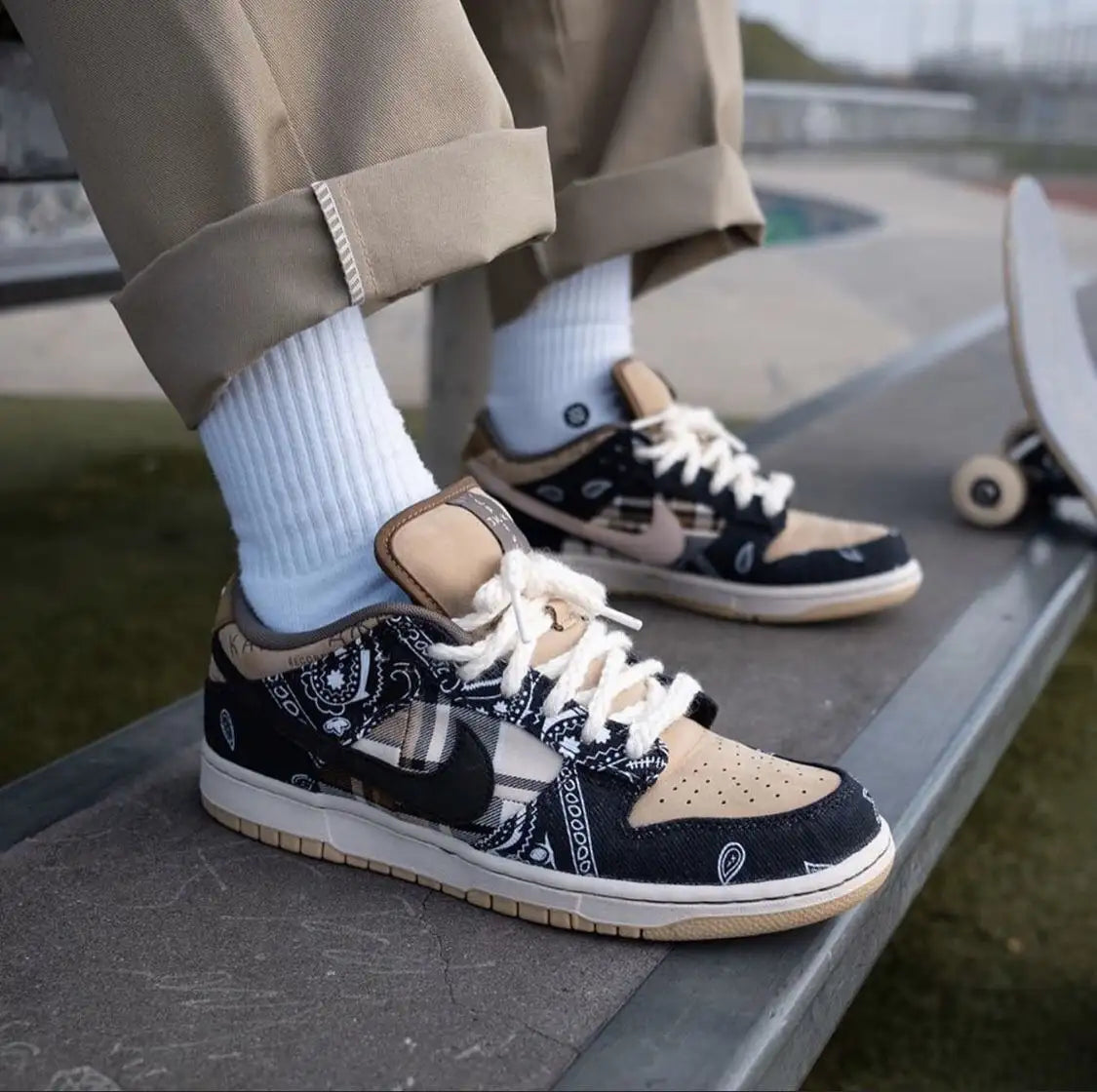 Tênis Nike Dunk Travis Scott Visto no Pe com Uma Calca de Alfaiataria Marrom