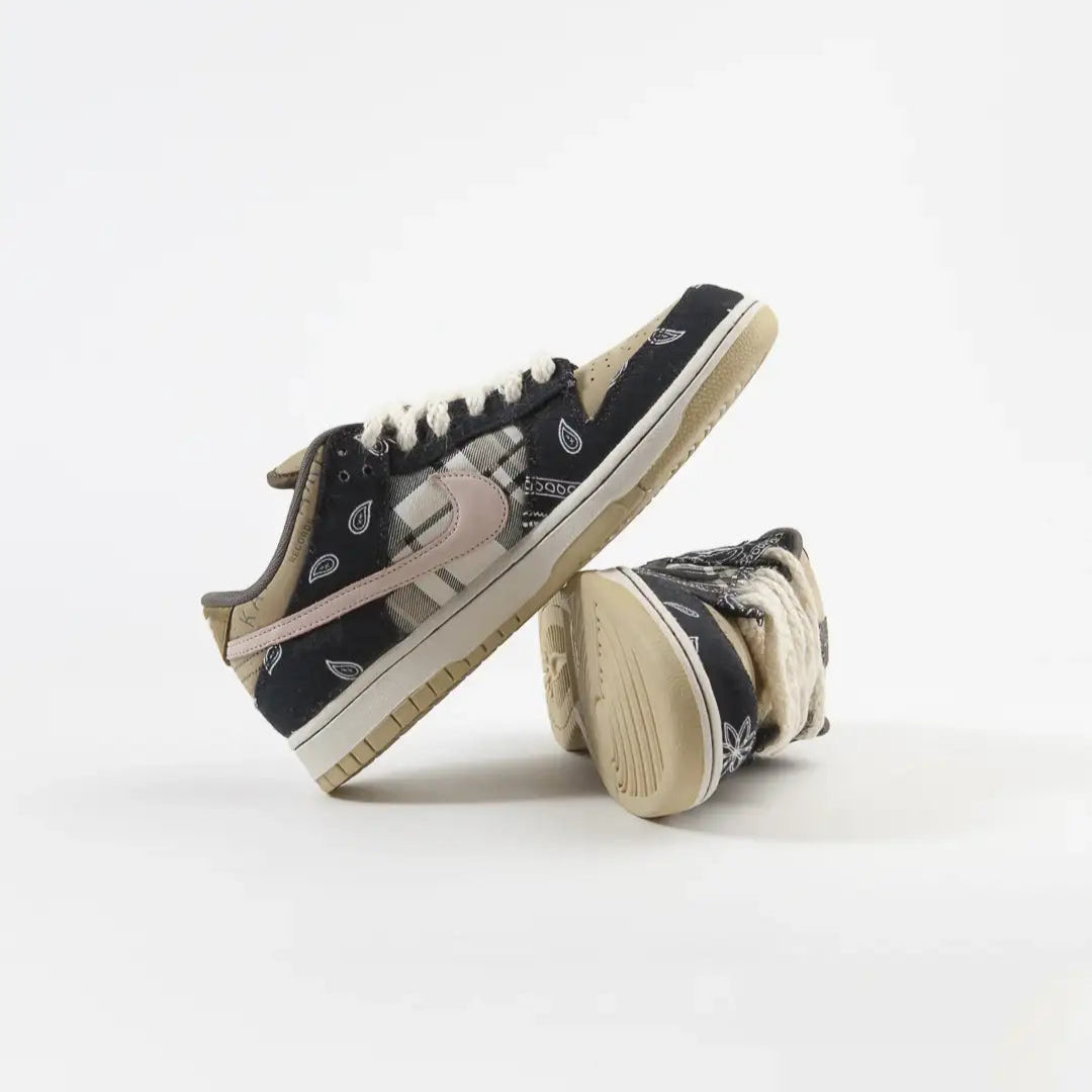Tênis Nike Dunk Travis Scott Em cima do Outro Par