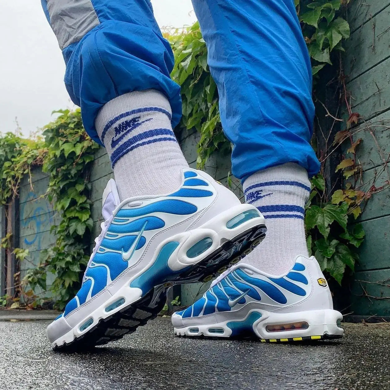 Tênis Azul com Branco Nike Air Max TN Plus Battle Blue Visto no Pe com Calca Azul