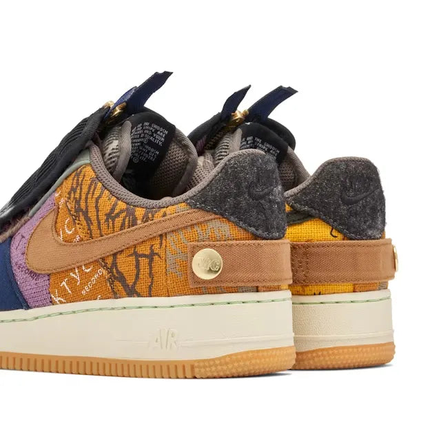 Nike Air Force 1 Low Travis Scott Cactus Jack Parte Traseira de Lado