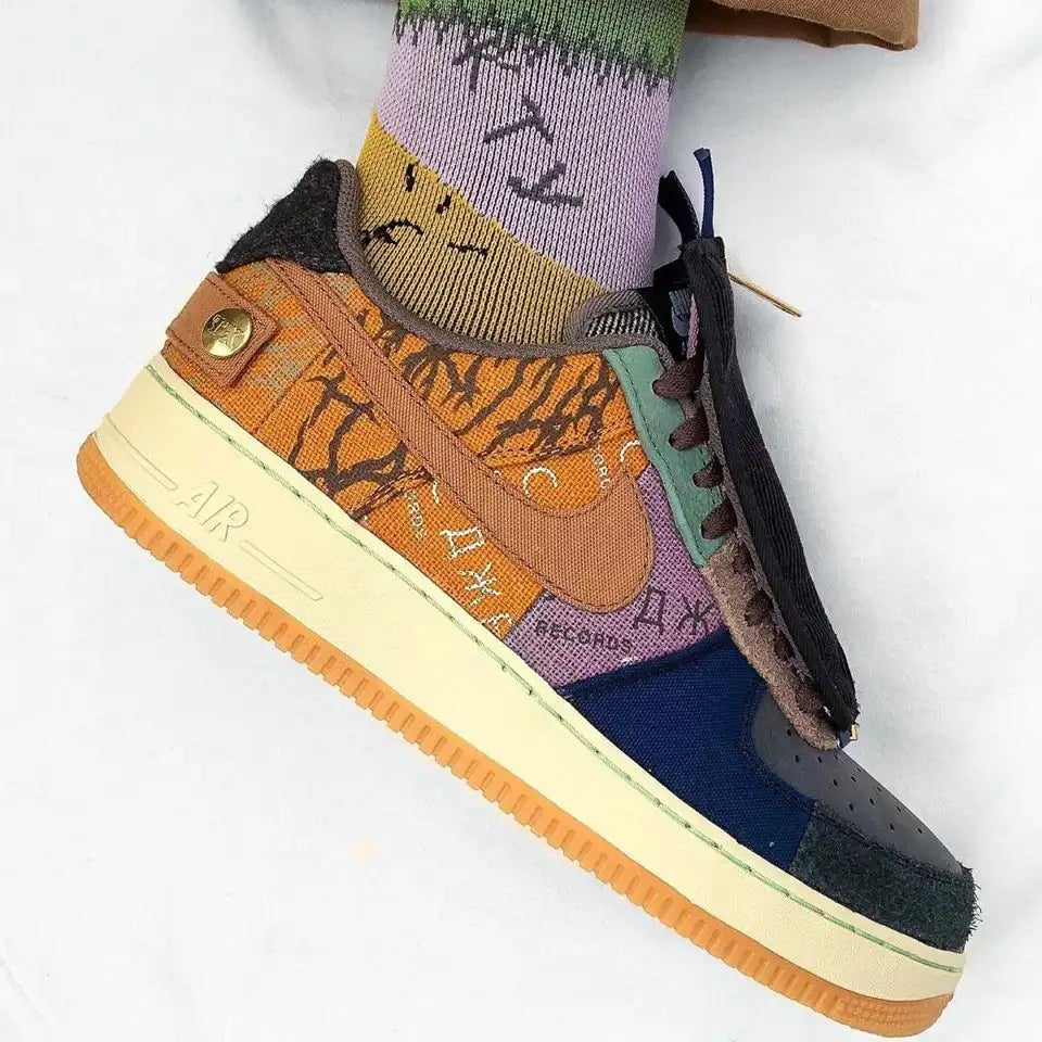 Nike Air Force 1 Low Travis Scott Cactus Jack Visto no Pe com Meia Colorida