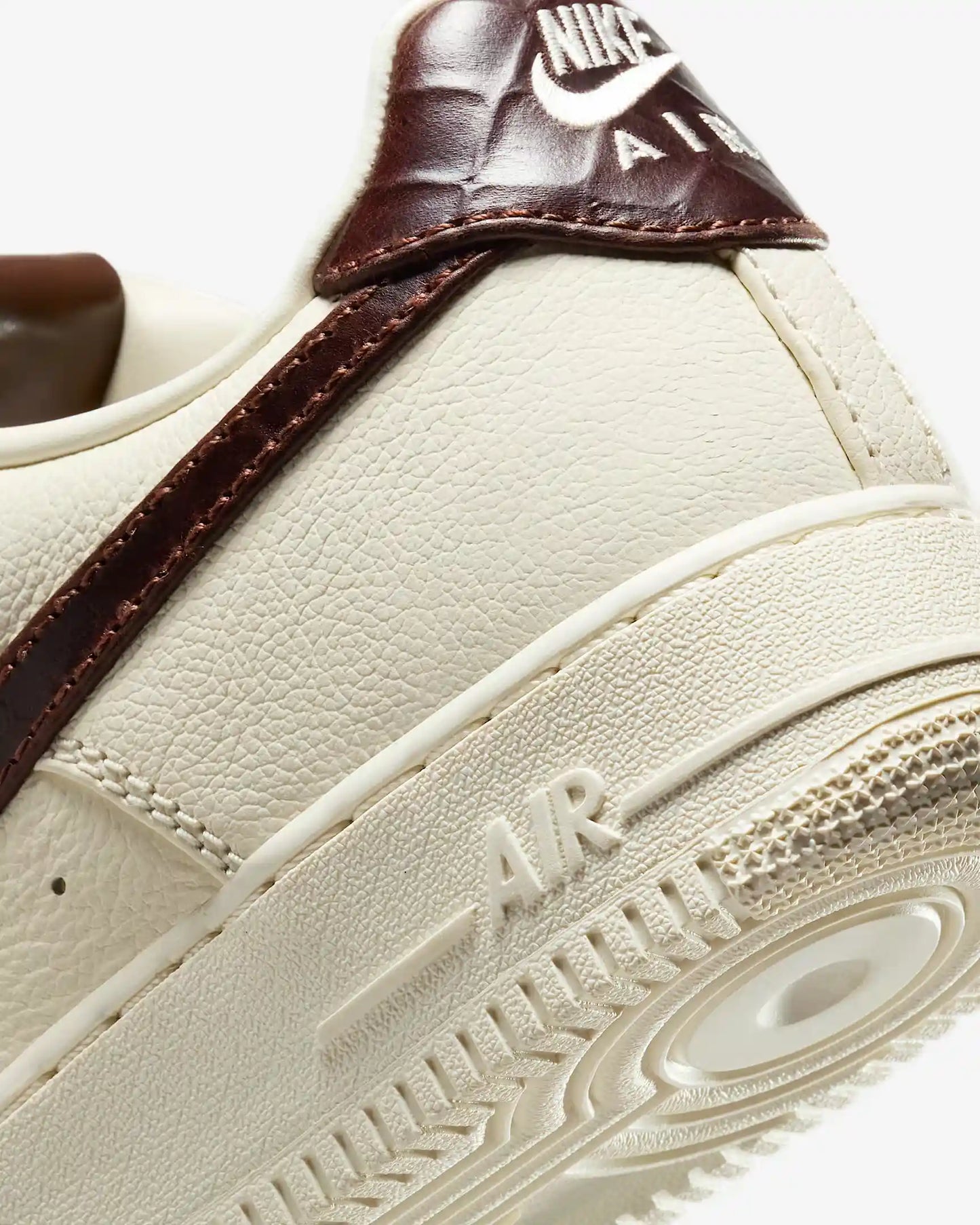 Tênis Nike Bege Air Force 1 Low Soft Pearl Parte Traseira em Detalhes