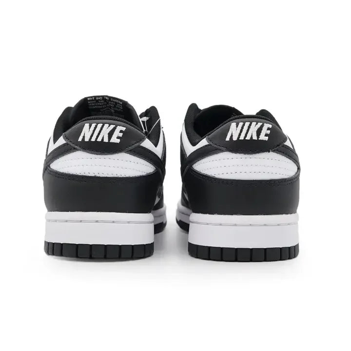Tênis Nike Dunk Panda preto e branco visto pela parte traseira