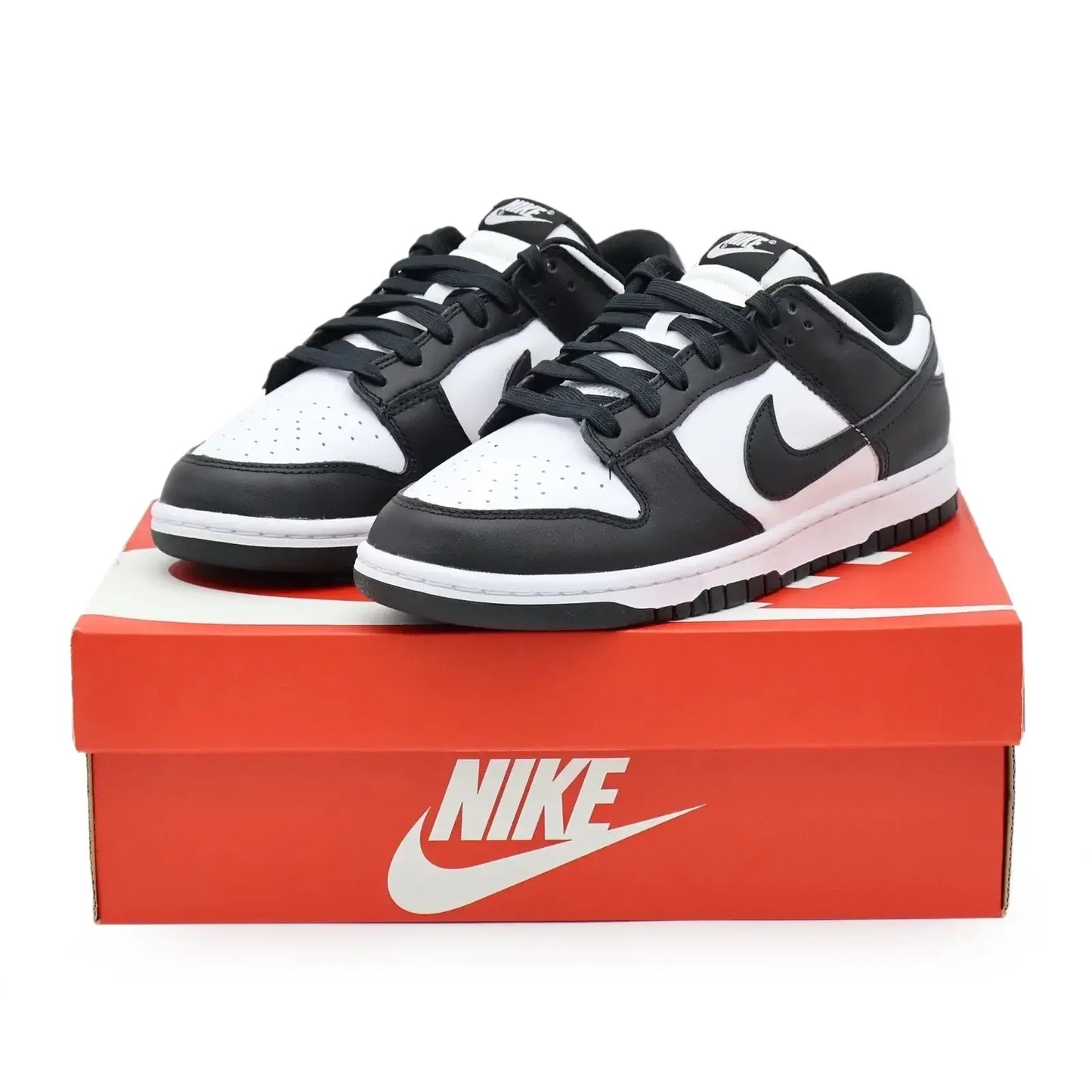 Tênis Nike Dunk Panda preto e branco em cima da caixa