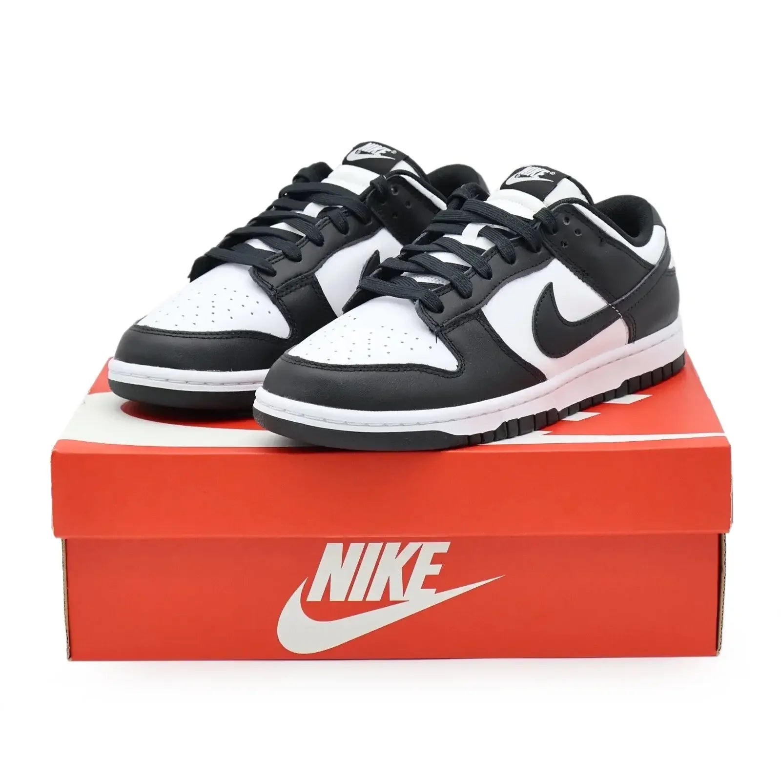 Tênis Nike Dunk Panda preto e branco em cima da caixa