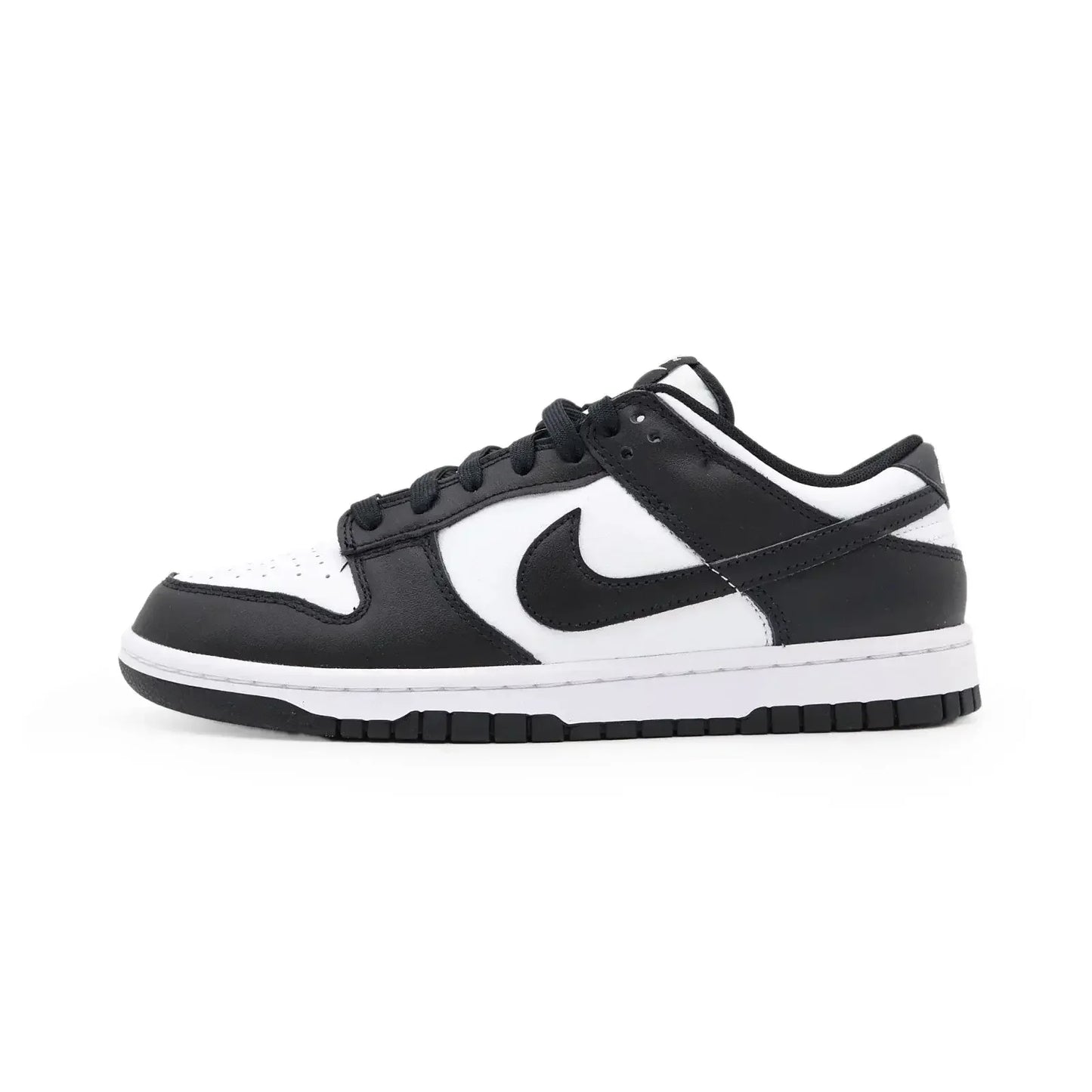 Tênis Nike Dunk Panda preto e branco visto de lado