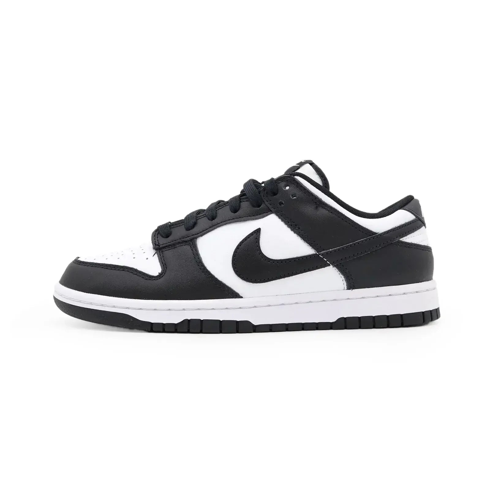 Tênis Nike Dunk Panda preto e branco visto de lado
