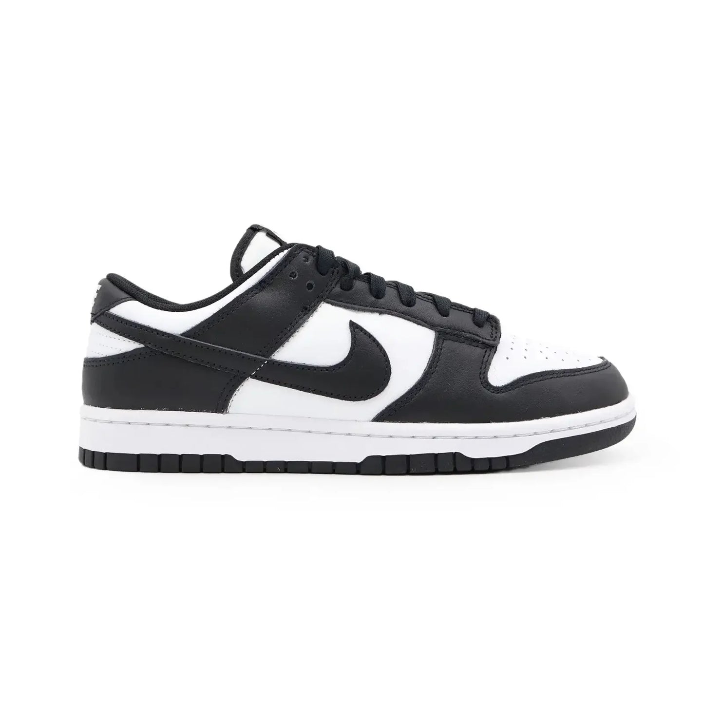 Tênis Nike Dunk Panda preto e branco visto de lado de fora