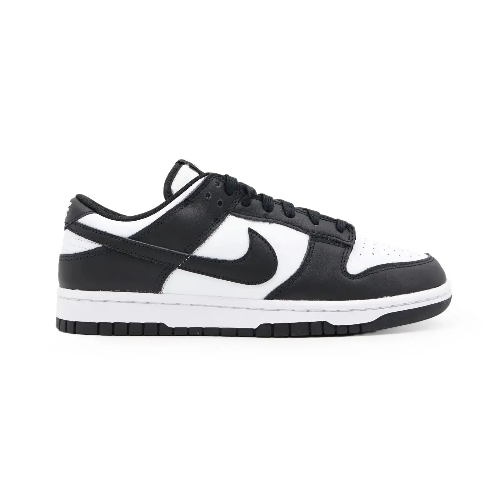 Tênis Nike Dunk Panda preto e branco visto de lado de fora