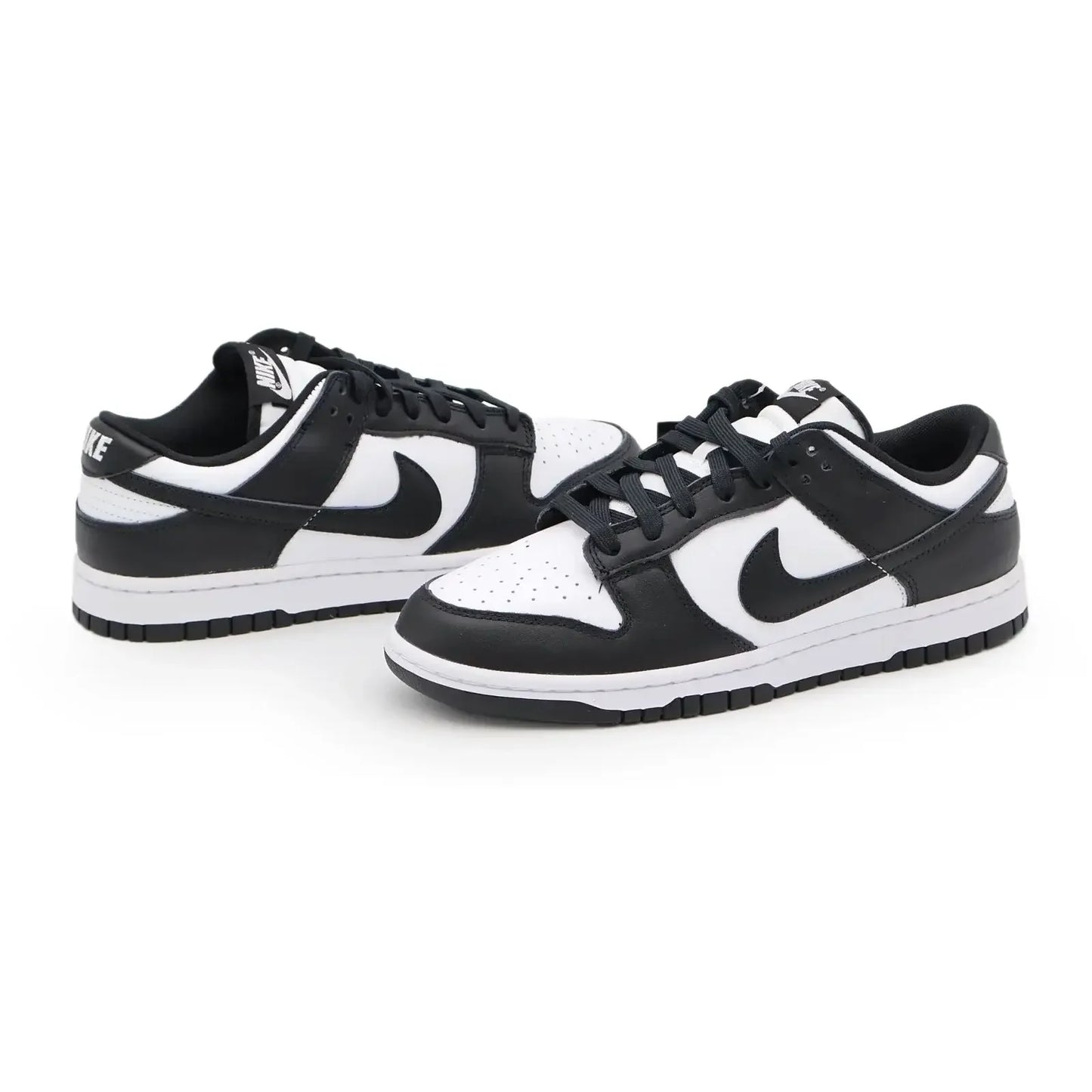 Tênis Nike Dunk Panda preto e branco par um ao lado do outro
