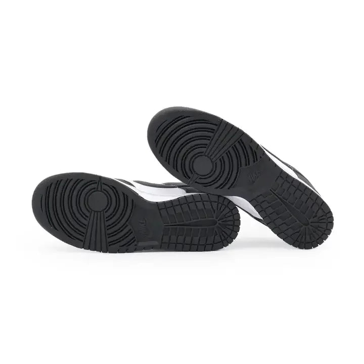 Tênis Nike Dunk Panda preto e branco vista do solado