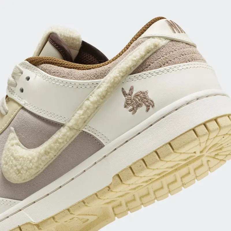 Tênis Bege Nike Dunk Low Year of the Rabbit Fossil Stone Visto em Detalhes