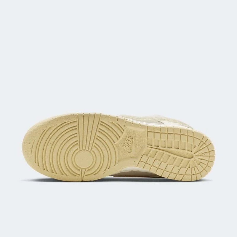 Tênis Bege Nike Dunk Low Year of the Rabbit Fossil Stone Vista do Solado