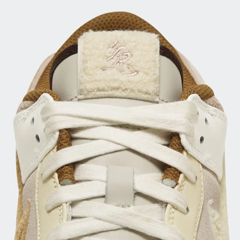 Tênis Bege Nike Dunk Low Year of the Rabbit Fossil Stone Vista da Parte Frontal
