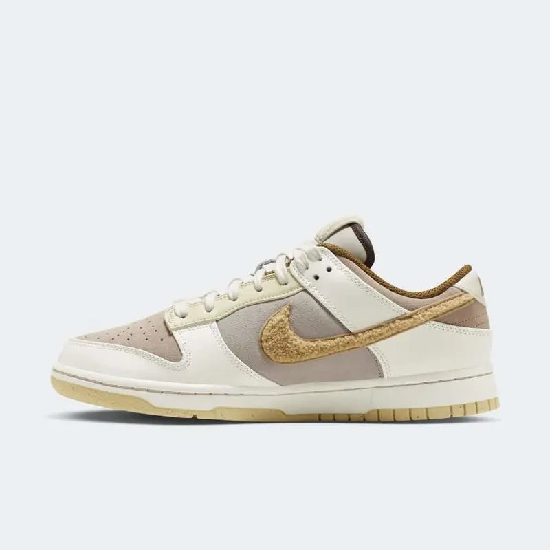 Tênis Bege Nike Dunk Low Year of the Rabbit Fossil Stone Visto Pelo Lado Esquerdo