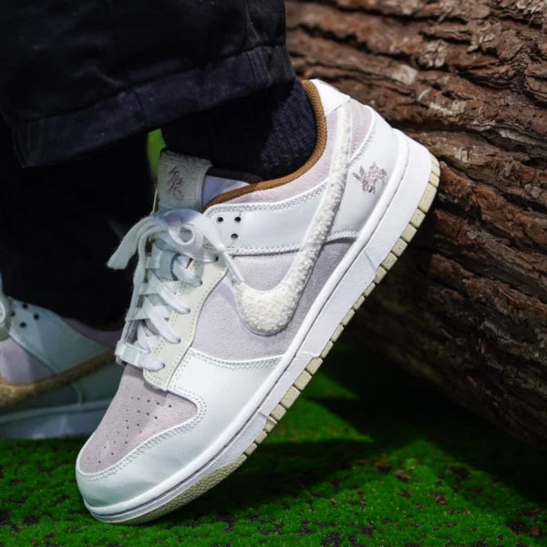 Tênis Bege Nike Dunk Low Year of the Rabbit Fossil Stone Visto no Pe em Detalhes Proximos