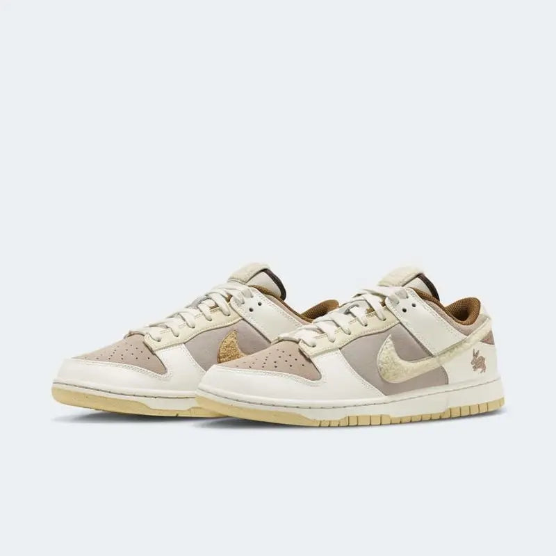 Tênis Bege Nike Dunk Low Year of the Rabbit Fossil Stone Par Visto de Frente