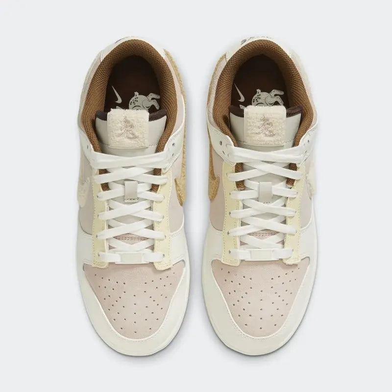 Tênis Bege Nike Dunk Low Year of the Rabbit Fossil Stone Visto por Cima