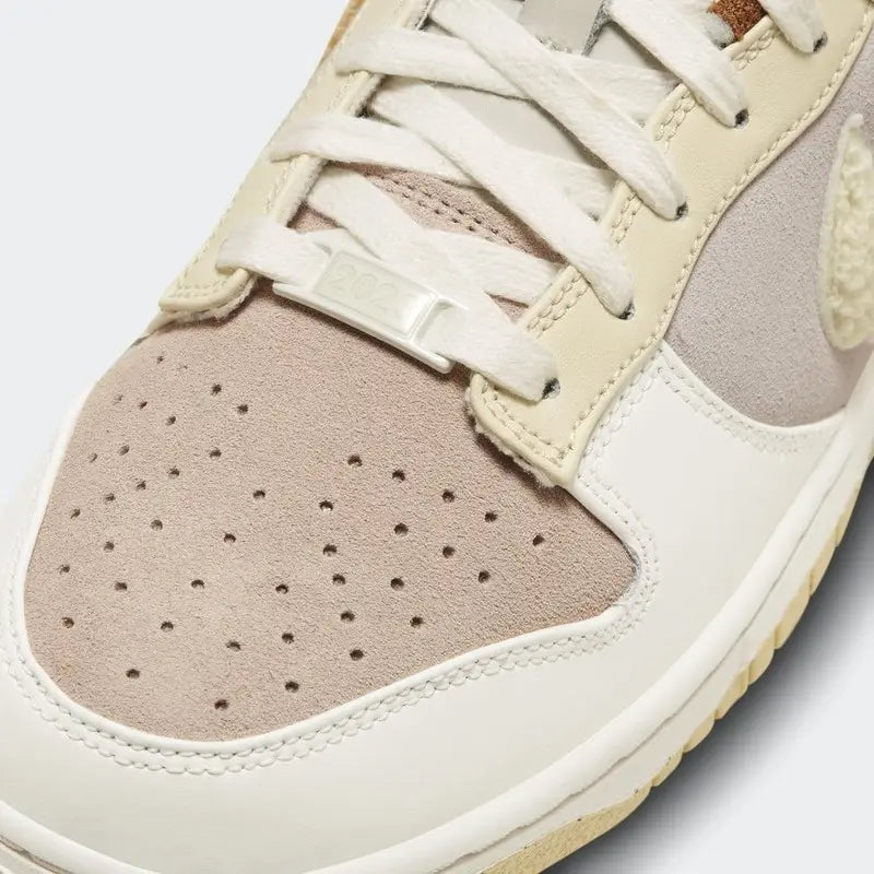 Tênis Bege Nike Dunk Low Year of the Rabbit Fossil Stone Vista do Tecido em Destaque