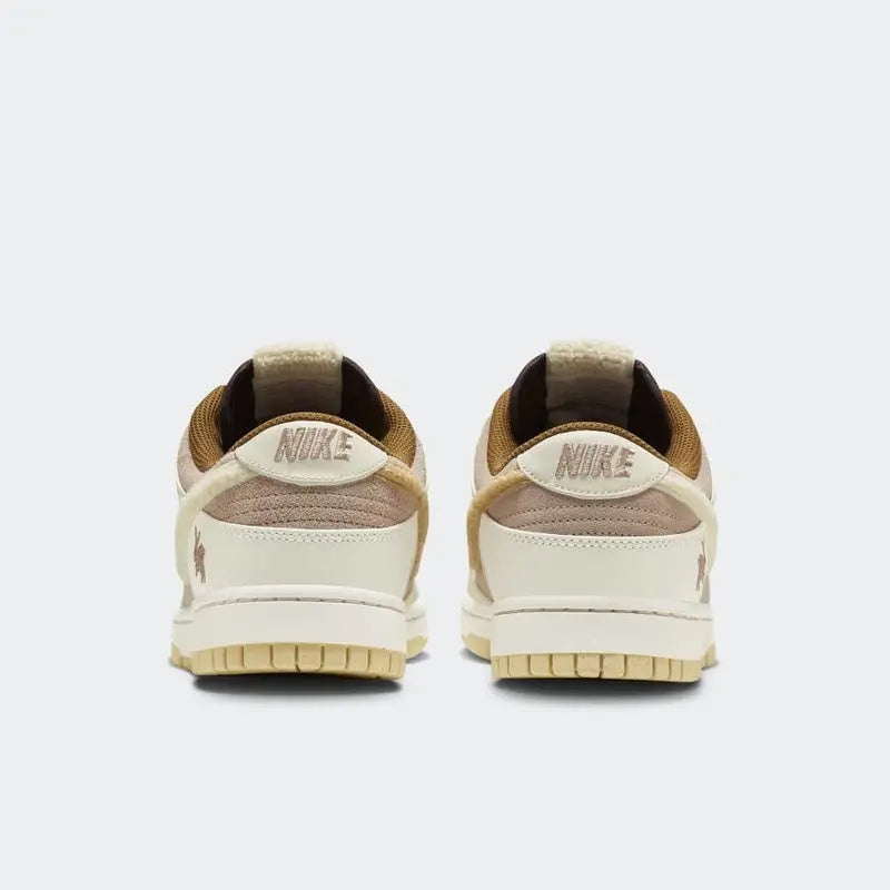 Tênis Bege Nike Dunk Low Year of the Rabbit Fossil Stone Vista Traseira em Destaque
