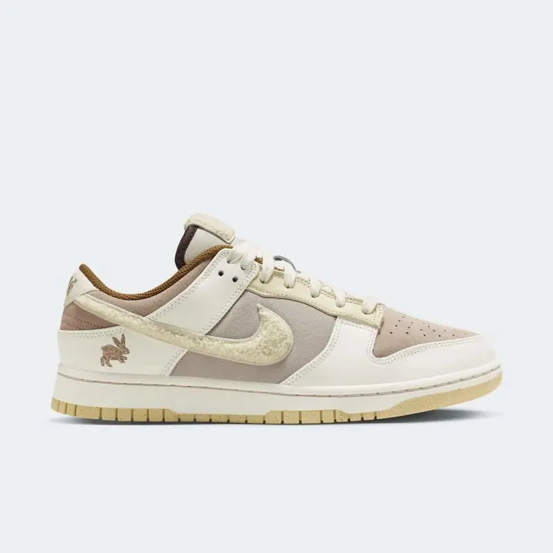 Tênis Bege Nike Dunk Low Year of the Rabbit Fossil Stone Visto pelo Lado Direito